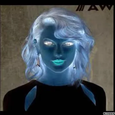 Cette personne est Taylor Swift.