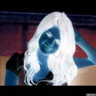 Cette personne est Katy Perry.