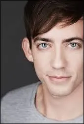 Il joue le rôle d'Artie Abrams.