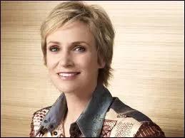 Elle joue le rôle de Sue Sylvester.