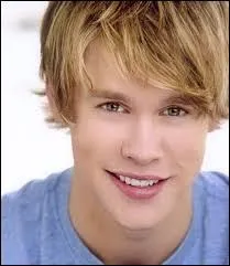 Il joue le rôle de Sam Evans.