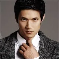 Il joue le rôle de Mike Chang.