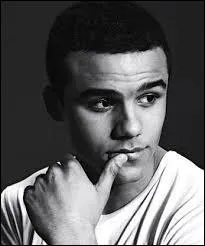 Il joue le rôle de Jake Puckerman.