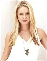 Elle joue le rôle de Kitty Wilde.