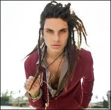 Il Joue le rôle de Joe.