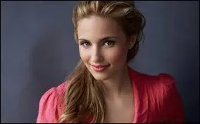 Elle joue le rôle de Quinn Fabray.