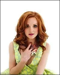 Elle joue le rôle d'Emma Pillsbury.