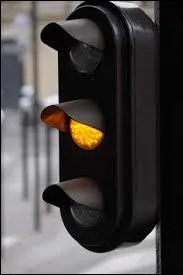 Une voiture peut passer sans problème lorsque le feu est orange.