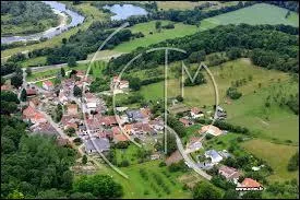 Nous survolons le village Meurthe-et-Mosellan de Lorey. Nous sommes dans le ciel de la région ...