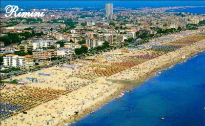 Rimini est une station balnéaire italienne dont la plage d'une quinzaine de kilomètres est baignée par la mer...