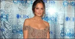 «Elle dévoila enfin ses charmes et tout le monde l'applaudit.» Lequel de ces noms emploieriez-vous comme synonyme de « ses charmes » ?