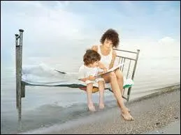 Complétez : « Maman lit un  à sa fille et ensuite fera ses . avant de se coucher. »