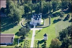 Nous survolons le château d'Agassac, à Ludon-Médoc. Commune Girondine, elle se trouve en région ...