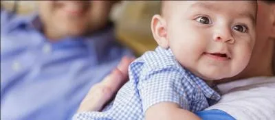 "Ayant ouvert la bouche pour parler, il éructa violemment". Que représente le terme "éructer" ?