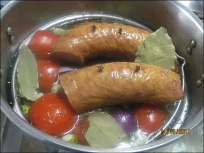 "Le relent du cuir, bien qu'un peu fort, lui plaisait comme une marque de vie cavalière". À quoi correspond ici le mot "relent" ?