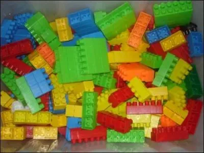 "Ils avaient fait suffisamment attention, pour acheter les meilleurs agglomérés pour leur maison". Qu'illustre le mot "aggloméré" ?