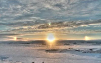 "Les parhélies étaient avidement remarquées, car c'était pour le moins surprenant et pour le plus extraordinaire". Que dépeint "parhélie" ?