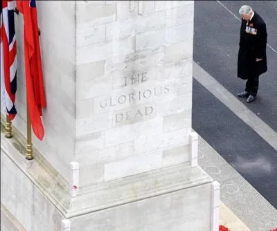 Quelle inscription peut se lire sur les deux côtés de ce mémorial ?