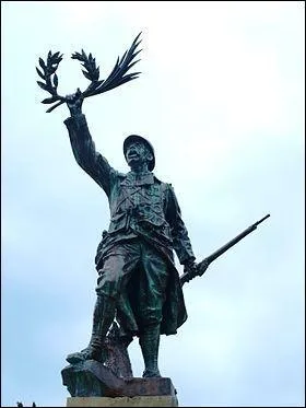 Comment s'appelle ce cénotaphe érigé par Eugène-Paul Bénet ?