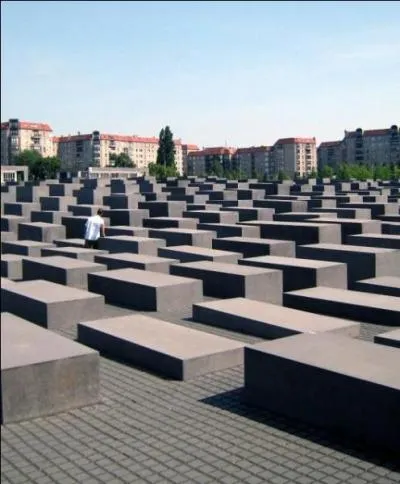 Comment s'appelle ce mémorial composé d'un énorme champ de stèles ?