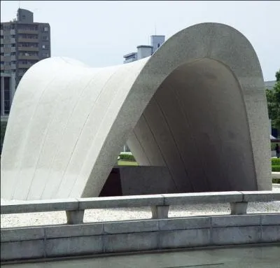 Quelle différence majeure y a-t-il entre un mausolée et un cénotaphe ?