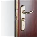 Il suffit d'un peu de plast... pour faire sauter une porte blindée.