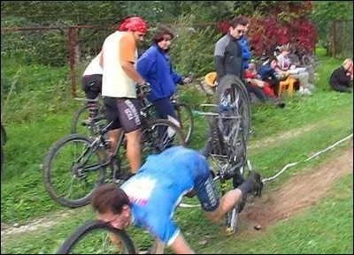 Que fait un coureur qui 'suce la roue' ? (Attention, image trompeuse ! )