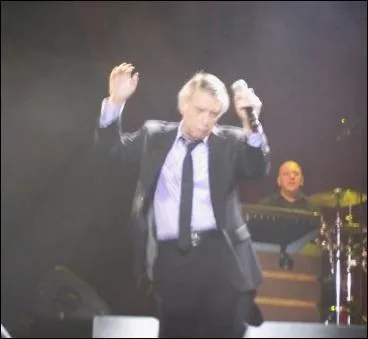 « Fleur de brise Qui t'a prise Qui te grise Mon amour Douce peine Que j'engraine Ma rengaine Mon amour Il faut me pardonner Mon amour De t'appeler encore Mon amour Pour le temps d'une rime. »
Qui est l'interprète ?