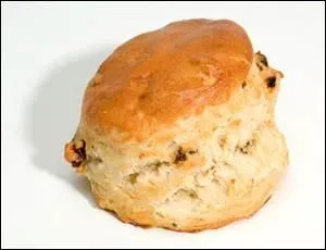 Pour commencer la recette des scones, il faut « Put the flour and the salt into a bowl. Add small pieces of butter, vous précise votre formateur.