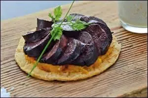 Le client de la 14 cherche à comprendre la carte et demande avec un air hautement perplexe : Qu'est-ce que le « black pudding » ?