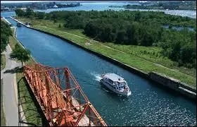 « Nous naviguons sans danger sur ce canal. » Comme il y a un « o », le « u » de « naviguons » est-il bien nécessaire ?