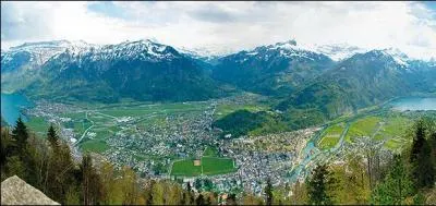 Voici une vue de la très touristique ville d'Interlaken. Comme son nom l'indique, elle se situe entre deux lacs, mais lesquels ?