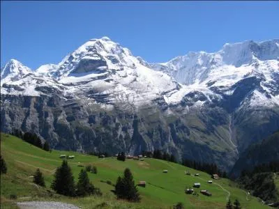 Quelle est cette montagne de l'Oberland bernois abritant un magnifique glacier accessible en train à crémaillère ?