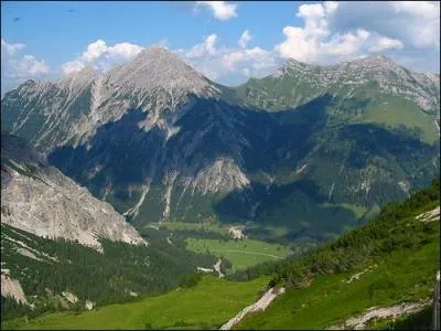Combien de pays sont à la fois frontaliers de la Suisse et de l'Autriche ?