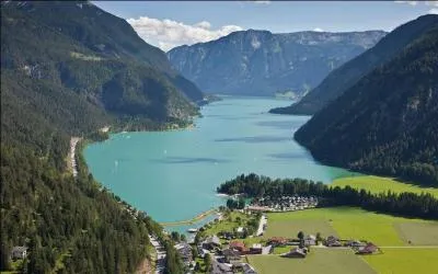 Quel est ce lac autrichien, le plus vaste du Tyrol, situé non loin de la frontière allemande ?
