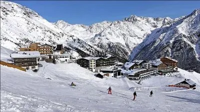 Non loin de là, se situe la station accueillant traditionnellement la manche d'ouverture de la Coupe du monde de ski alpin. Quelle est cette station ?