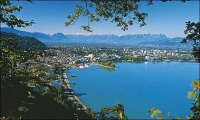 Quelle est cette ville autrichienne, capitale du land du Vorarlberg, située sur la rive orientale du lac de Constance ?