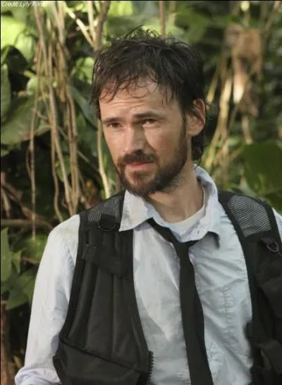 Déjà votre prof de physique est super louche : il joue avec une souris et dit pouvoir voyager dans le temps. Mais le vrai problème est qu'il n'est pas venu depuis 6 mois, apparemment il est coincé sur une île déserte. Quel est son nom ?