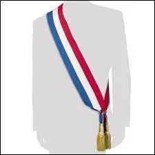 Le ______ porte toujours une écharpe bleu, blanc et rouge.