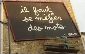 Comment nomme-t-on la phrase dont la structure enchâsse plusieurs propositions afin d'en faire une symphonie ?