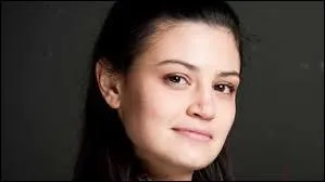 De la saison 1 jusqu'au début de la saison 3, de qui Adam est-il fou amoureux ?