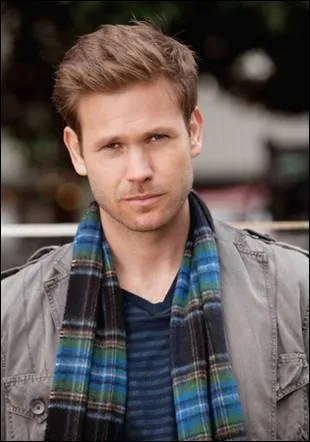 Quelle profession exerce Alaric Saltzman ?