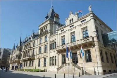 De mi-juillet à début de septembre, le palais grand-ducal, résidence en ville du chef d'État du Grand-Duché du Luxembourg depuis 1890, ouvre ses portes au public. Dans quelle ville se trouve-t-il ?