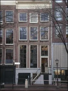 Entrez dans cette petite maison étroite des Pays-Bas. Chaque étape de la visite est ponctuée de citations extraites du Journal d'Anne Frank, retranscrites sur les murs. Cette maison habitée par Anne et sa famille, se trouve à...