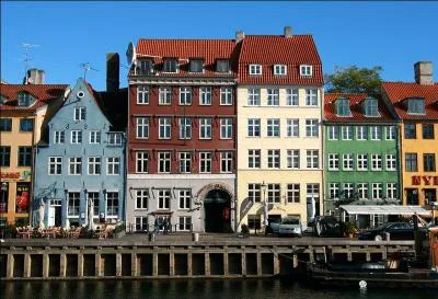 Au Danemark, admirez le côté nord de Nyhavn, canal bordé de maisons colorées construites avec du bois, des briques et du plâtre. La plus vieille maison, la numéro 9, date de 1661. Vous êtes à...
