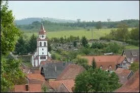 Village alsacien de l'arrondissement de Saverne, dans le Parc Naturel Régional des Vosges du Nord, Weinbourg se situe dans le département ...