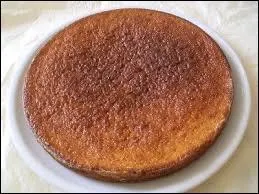 Emma fête son anniversaire. Elle invite Paul et Jade. La maman d'Emma a préparé un gâteau rond. Emma prend un quart de son gâteau, Paul prend la même chose qu'Emma. Et Jade prend également un quart du gâteau. Que reste-t-il à la maman ?