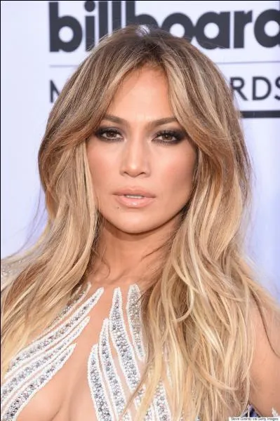 La cerise sur le sundae : l'éclectique Jennifer Lopez. Des spectacles avec des tenues brillantes, on en redemande, JLo ! Quand est sa date de naissance ?