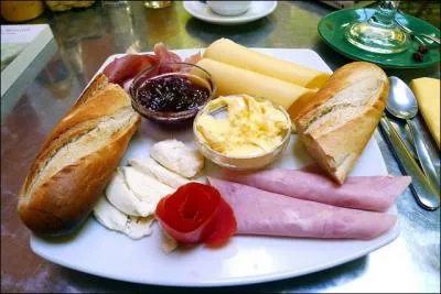 Ce petit déjeuner traditionnel est très copieux. D'où vient-il ?