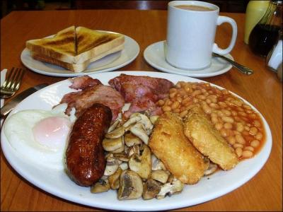 Le plus connu est le "Full English Breakfast" des Anglais. Que sont les "hash browns", présents à droite dans l'assiette ?